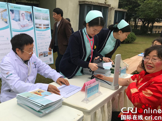 已过审【社会民生】两江新区金山街道开展重阳节"送温暖"活动