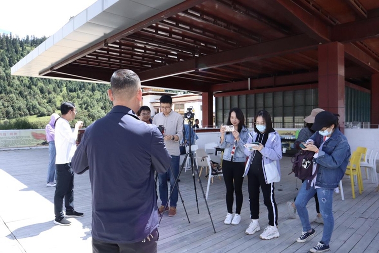 【石榴花开 籽籽同心】西藏林芝：民族团结之花盛开在雪域高原