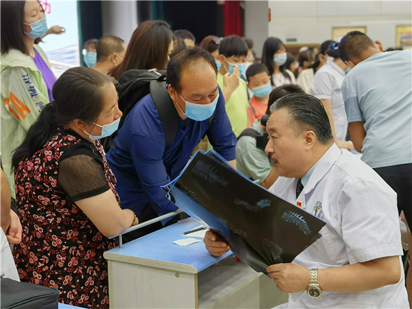 西安市红会医院举行第六届“中国梦·脊梁工程” 脊柱畸形大型义诊活动_fororder_图片44