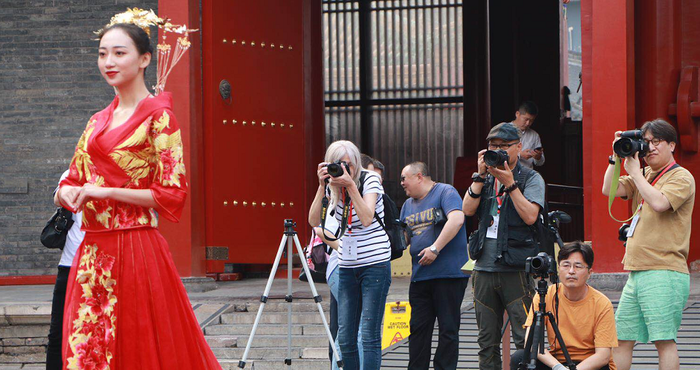 沈阳故宫旗袍秀赢得海外摄影师一致赞誉_fororder_微信图片_20190605173137