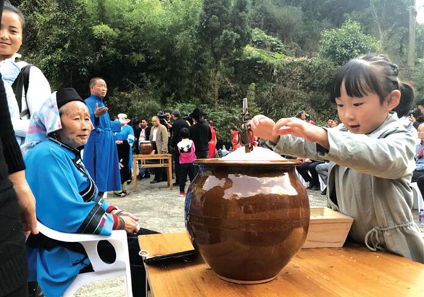 （滚播新闻/市州）安顺屯堡举行重阳节系列活动—— 添粮” 延续600年的民俗