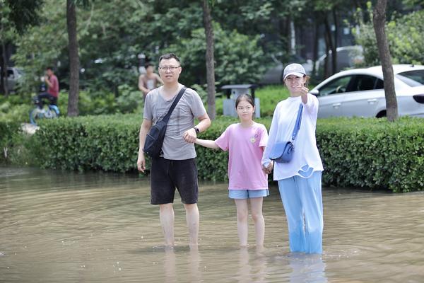 阳光明媚 雨灾后正在逐步恢复的新乡