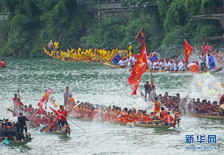 贵州铜仁：龙舟巡游迎端午