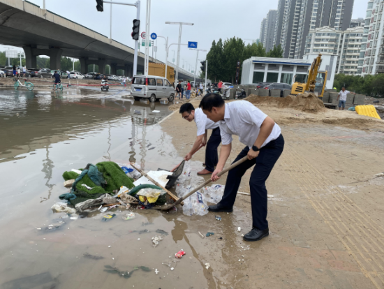 郑州银行：让党旗在防汛救灾一线高高飘扬_fororder_4