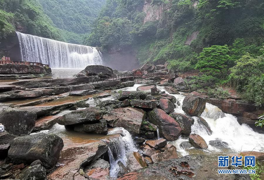 贵州赤水：千瀑美景引客来