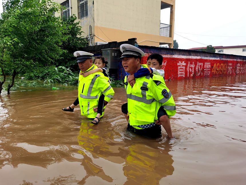 【豫见·风雨同舟】人民警察 越是危险越向前