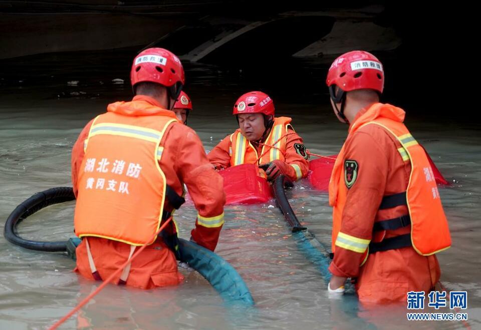 郑州：清淤排涝 恢复重建