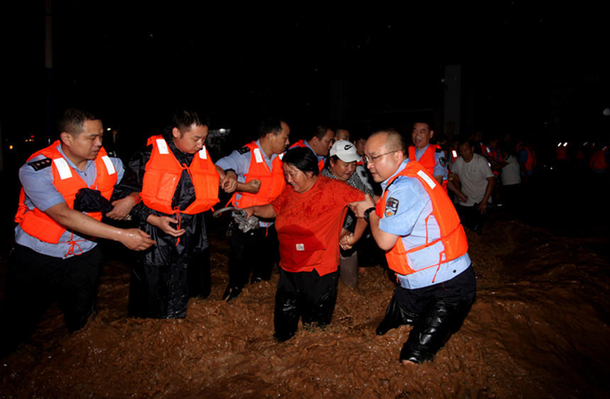 【豫见·风雨同舟】人民警察 越是危险越向前