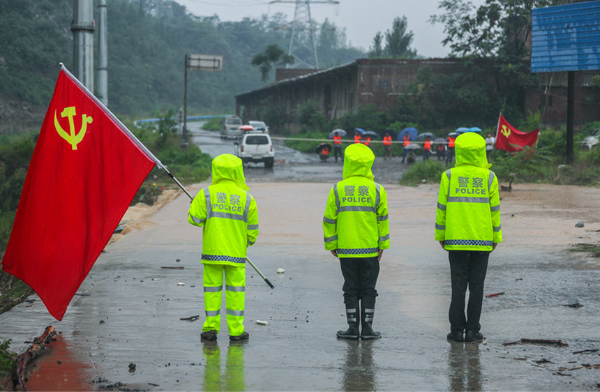 【豫见·风雨同舟】人民警察 越是危险越向前