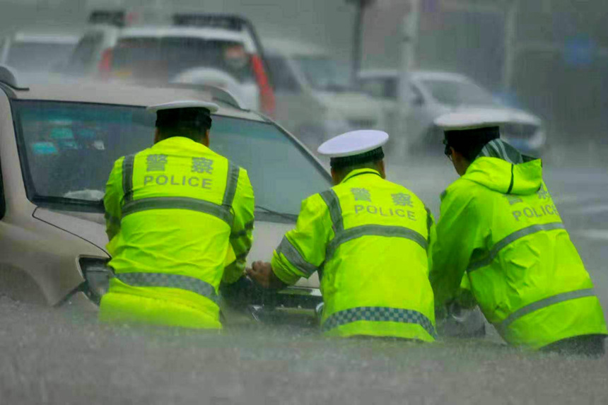 【豫见·风雨同舟】人民警察 越是危险越向前