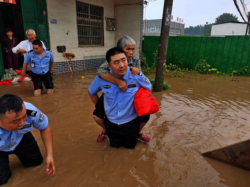 【豫见·风雨同舟】人民警察 越是危险越向前