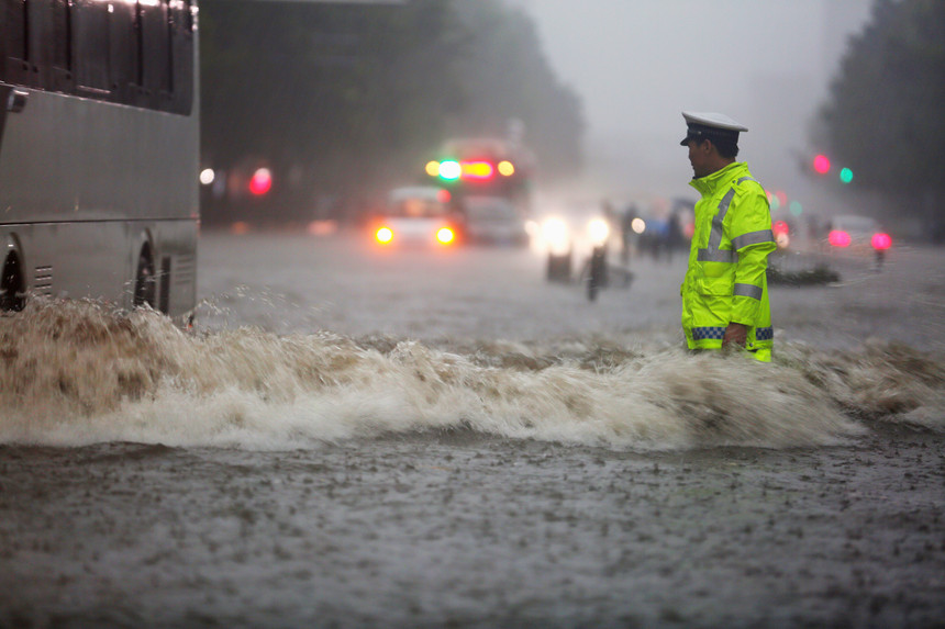 【豫见·风雨同舟】人民警察 越是危险越向前