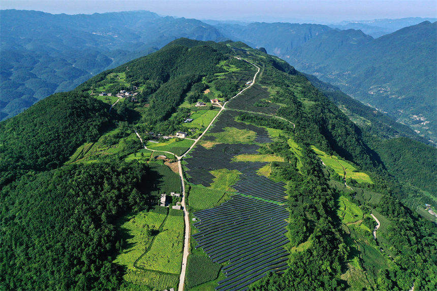 重庆黔江：高山“光伏梯田”美如画