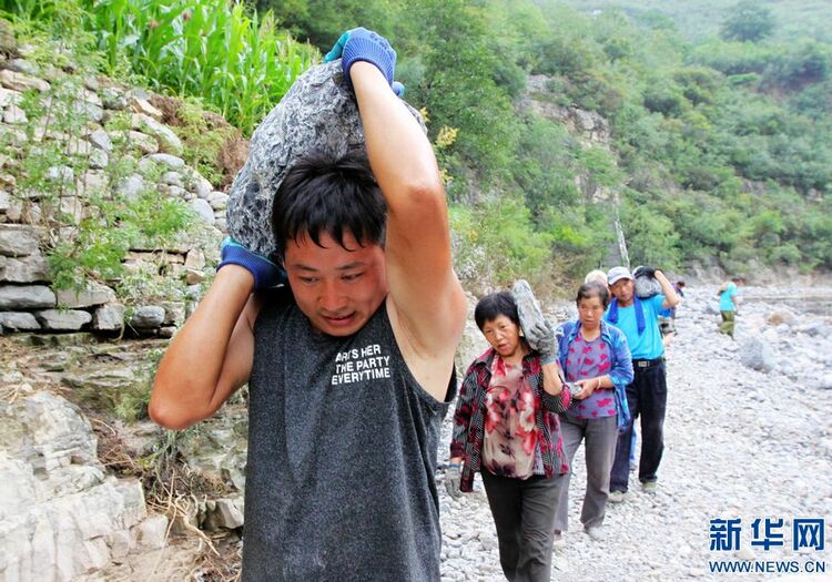 河南博爱：灾后积极自救 打通出村道路