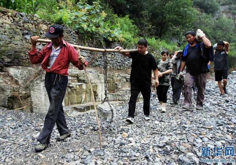 河南博爱：灾后积极自救 打通出村道路