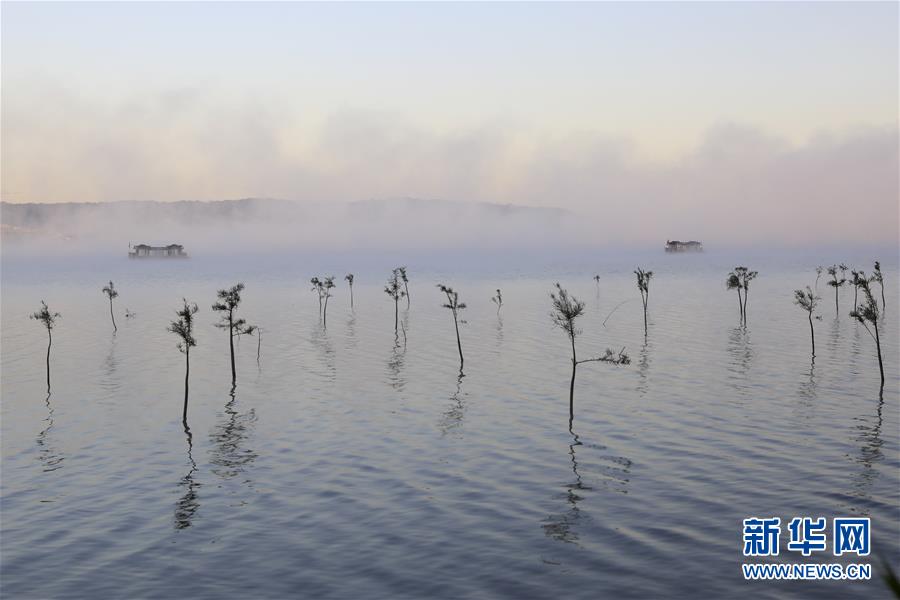 江苏盱眙：云雾缭绕天泉湖