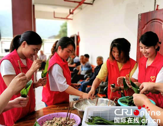 贵州黔西：志愿者将爱心送到敬老院