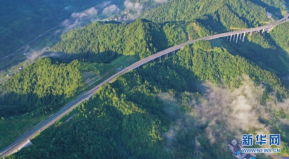 “玉带”绕青山 助力振兴梦