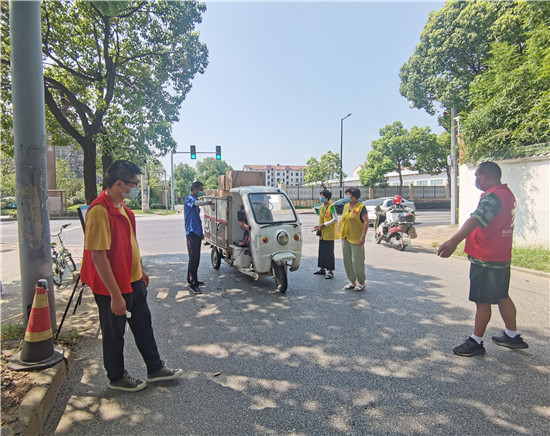 践行“两在两同”无锡荣巷街道织密联防联控网 构筑防疫“铜墙铁壁”_fororder_第三段 龚巷路口执勤_副本