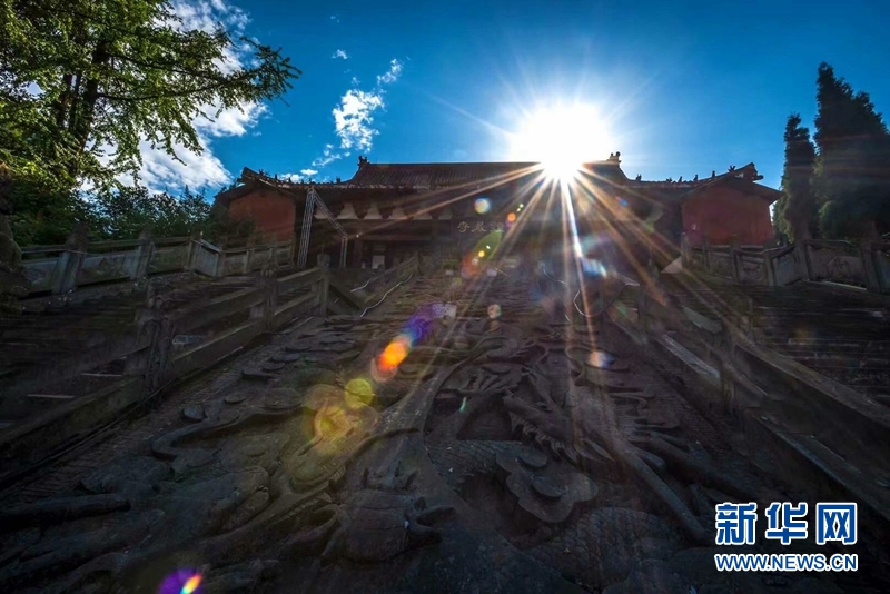 什邡钟鼎寺：晨曦中的诗意