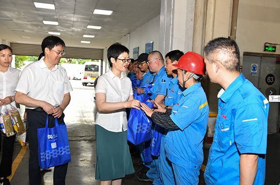 红豆集团党委工会“送清凉” 慰问高温作业一线员工_fororder_图片16