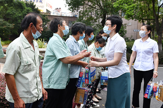 红豆集团党委工会“送清凉” 慰问高温作业一线员工_fororder_图片17