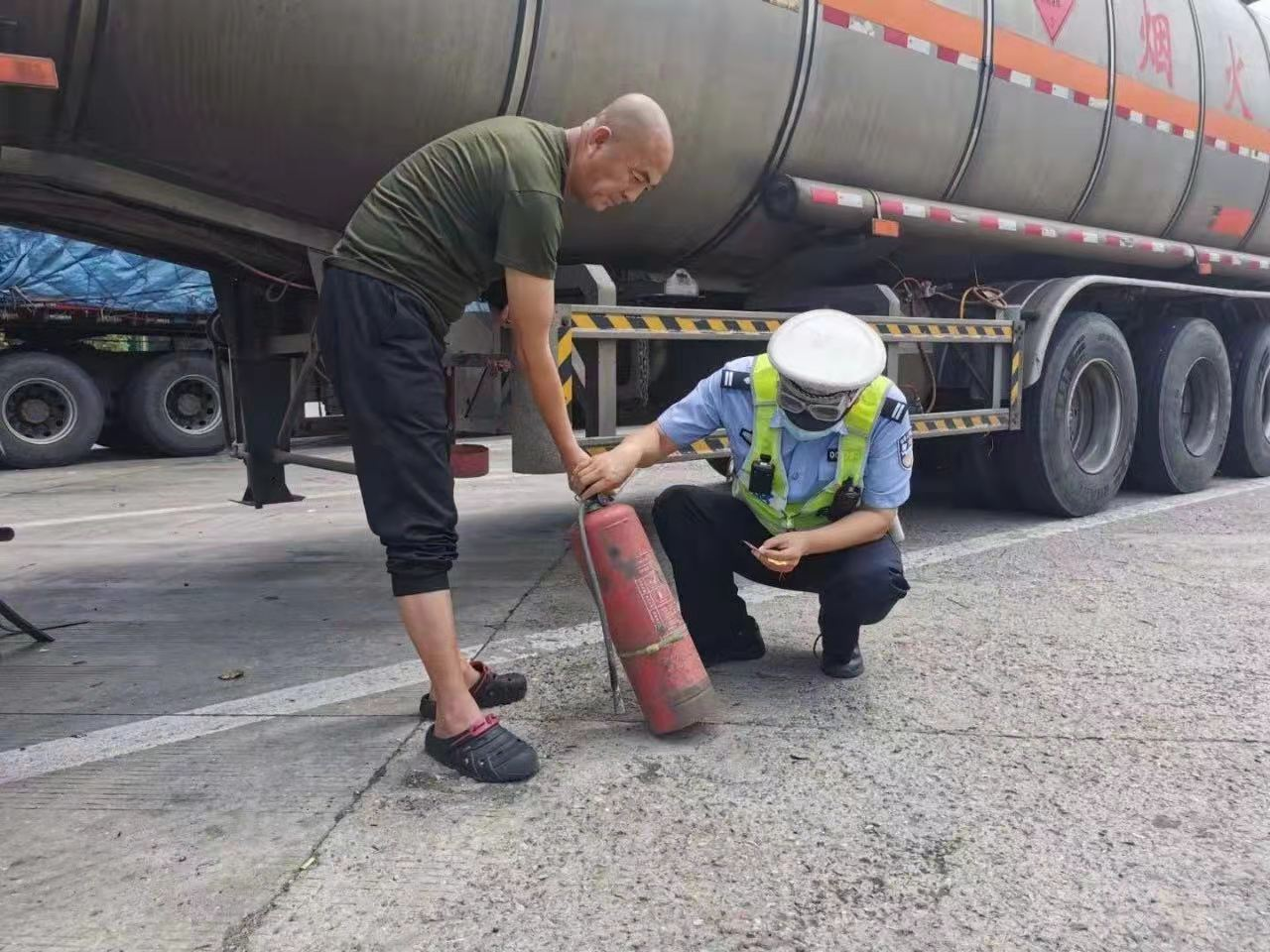 河北省公安交管部门开展公路大型车辆 突出交通违法专项治理行动_fororder_交管2