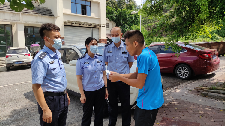 【原创】重庆高新区：民警上门帮特殊群众办理身份证_fororder_图片3