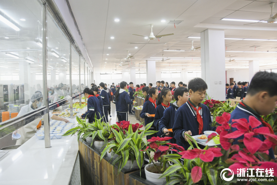 杭州学生戴手环用餐 结账只需1秒钟