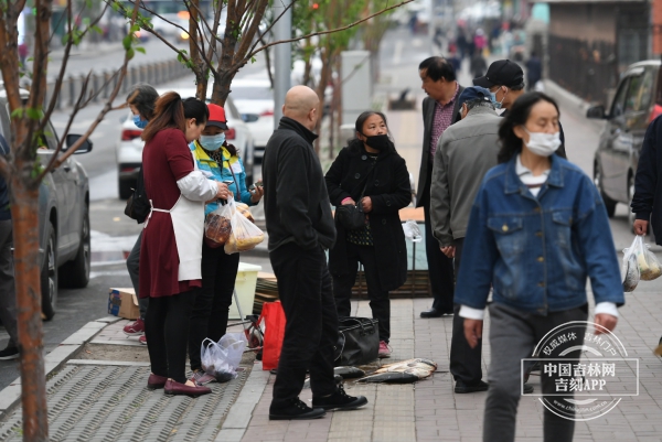 晴热让位雷雨 注意增添衣物别着凉 今早长春人这组穿衣图，诠释了天气玩“变脸” !