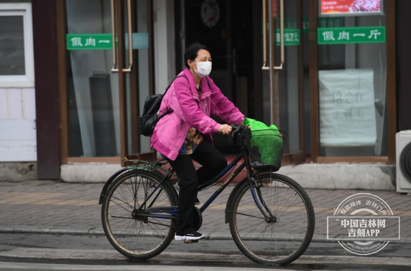 晴热让位雷雨 注意增添衣物别着凉 今早长春人这组穿衣图，诠释了天气玩“变脸” !