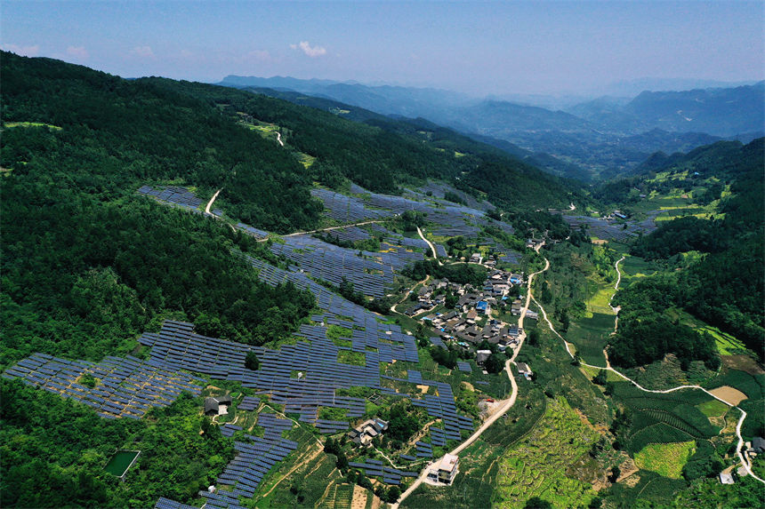 重庆黔江：高山“光伏梯田”美如画