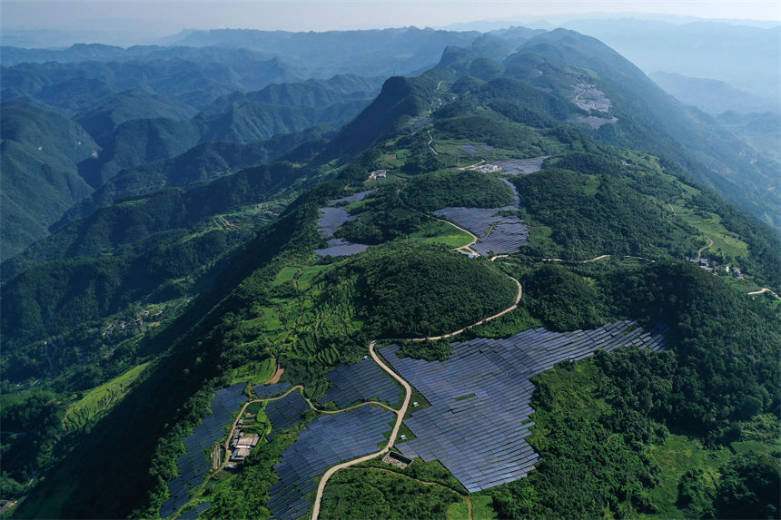 重庆黔江：高山“光伏梯田”美如画