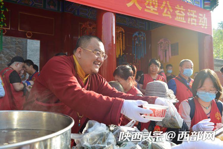 发粽子送香包 西安广仁寺端午节公益活动为市民纳吉祥