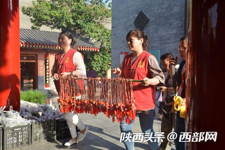 发粽子送香包 西安广仁寺端午节公益活动为市民纳吉祥