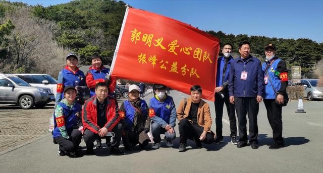 鞍山五百余名志愿者在千山服务