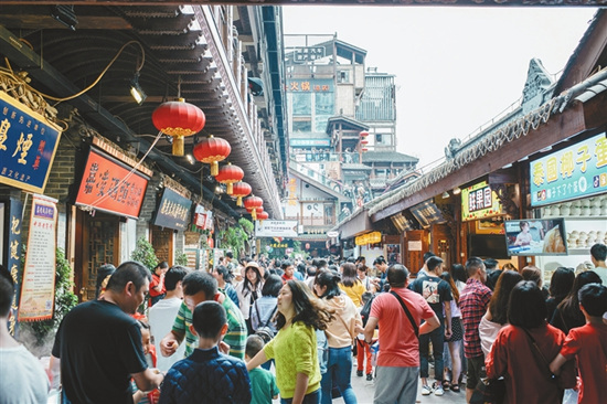 新华链接附文末【行游巴渝 图文】端午小长假 重庆渝中都市旅游持续升温