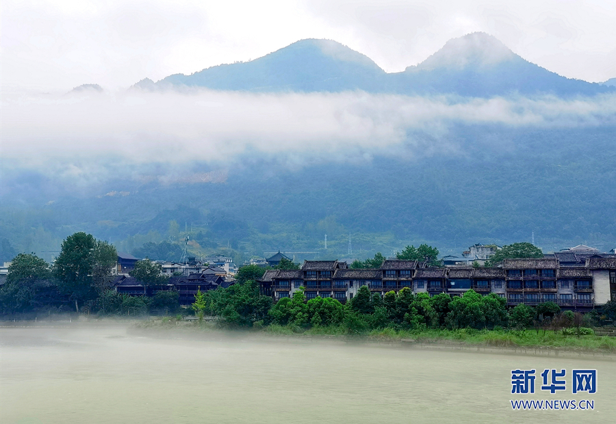 【城市远洋带图】阿蓬江畔烟雨朦胧 千年濯水古镇宛如水墨画卷