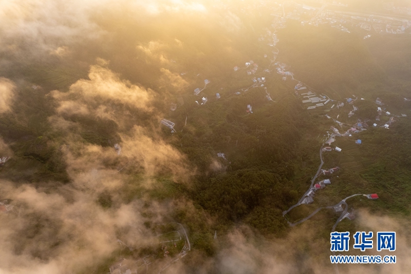 云海瞰荆山 水墨山城入画来