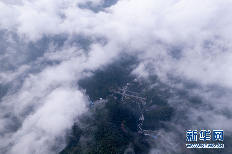 云海瞰荆山 水墨山城入画来