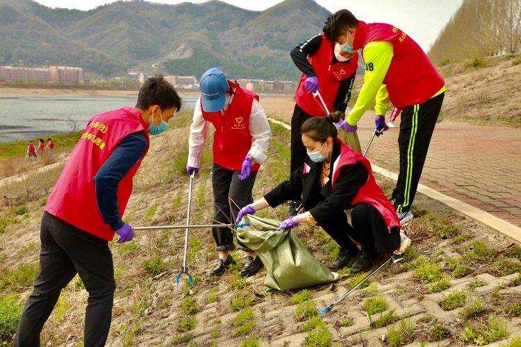 本溪明山区团委组织青年志愿者开展“五四”主体活动