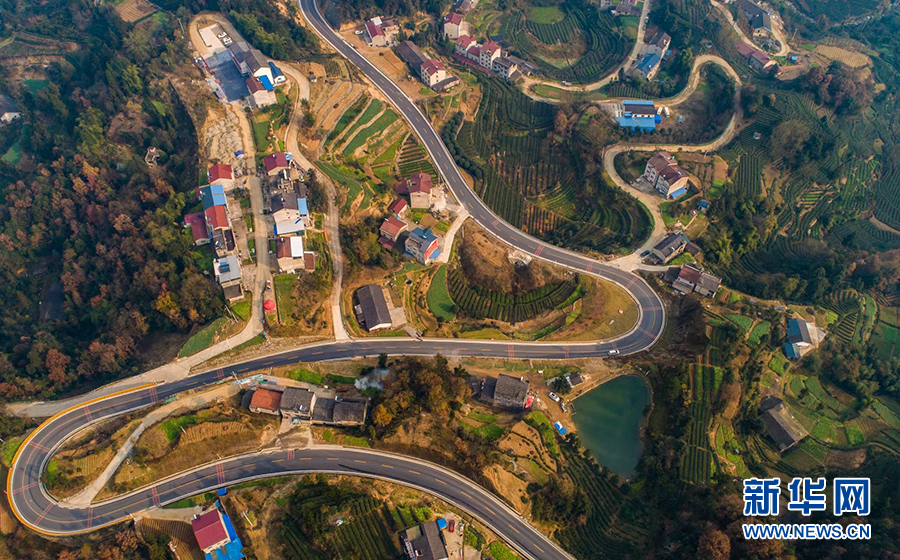 宜昌五彩公路蜿蜒曲折层层迭起