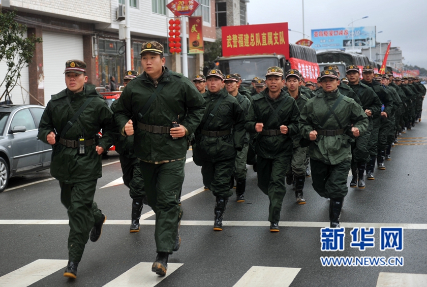 【网络媒体走转改】深山住一周 千名武警将种下70万株树苗