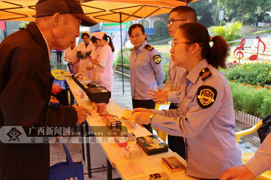 ［八桂大地  八桂大地－百色］百色：食药监局工作人员为市民普及安全用药知识