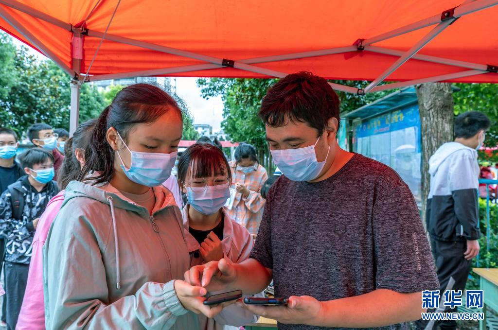 贵州黔西：部分学生开学返校