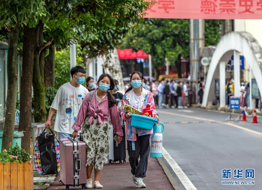 贵州黔西：部分学生开学返校