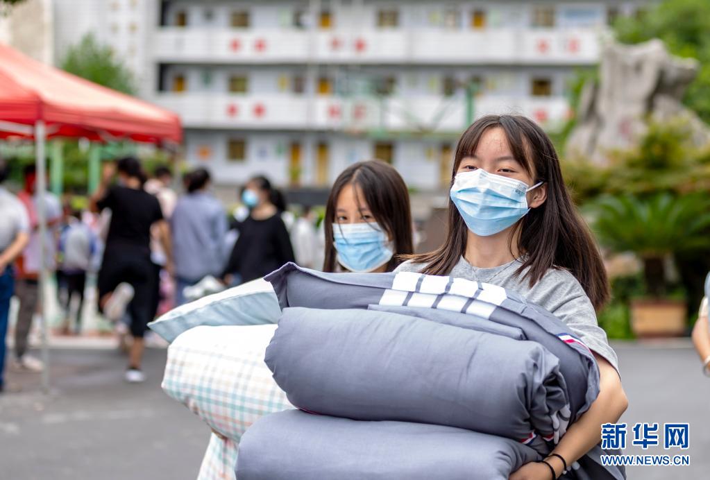 贵州黔西：部分学生开学返校