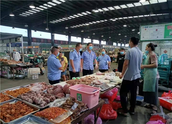 严防严控 邳州市场监管部门突击夜查冷链食品_fororder_1