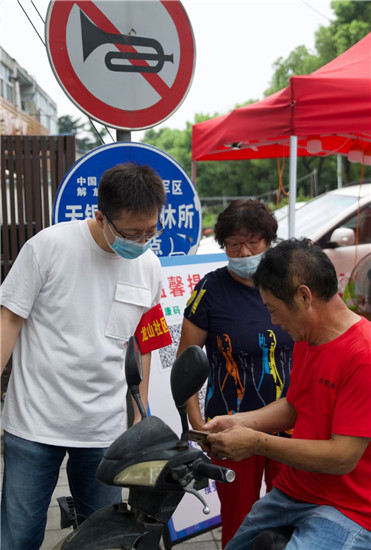 践行“两在两同”无锡荣巷街道织密联防联控网 构筑防疫“铜墙铁壁”_fororder_第三段 台商志愿者执勤_副本