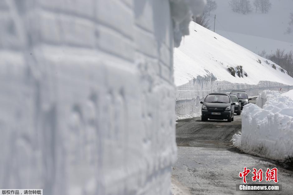 西班牙北部现强降雪 公路两侧形成数米高雪“墙”